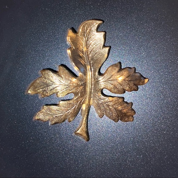 Vintage Maple Leaf Brooch. Antique Gold Tone. Measurements in photos. - Picture 1 of 7